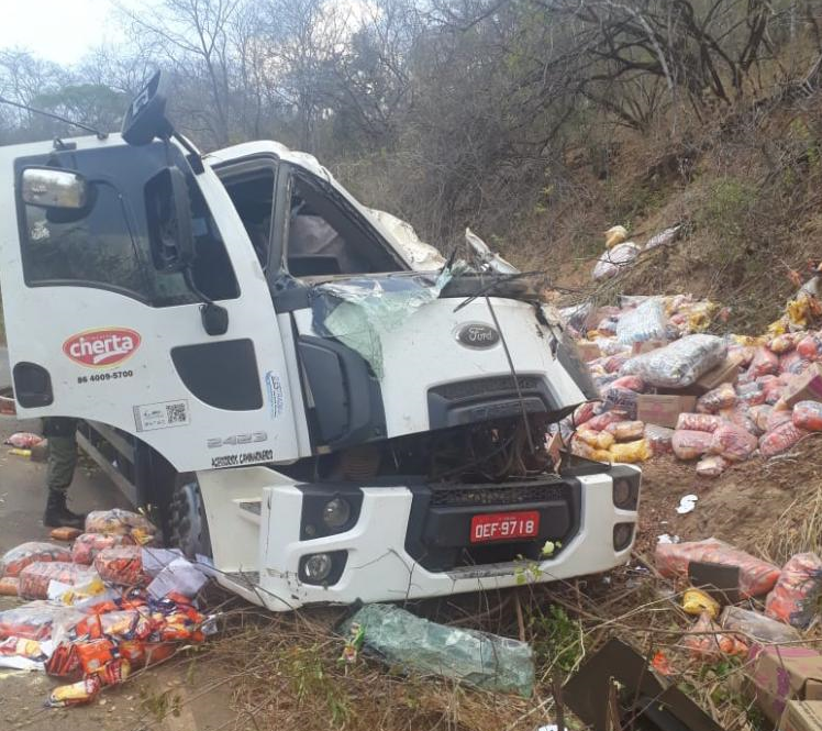 Caminhão carregado de alimentos tomba  em Oeiras